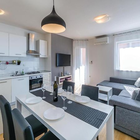 Two-Bedroom Apartment In Пула Экстерьер фото